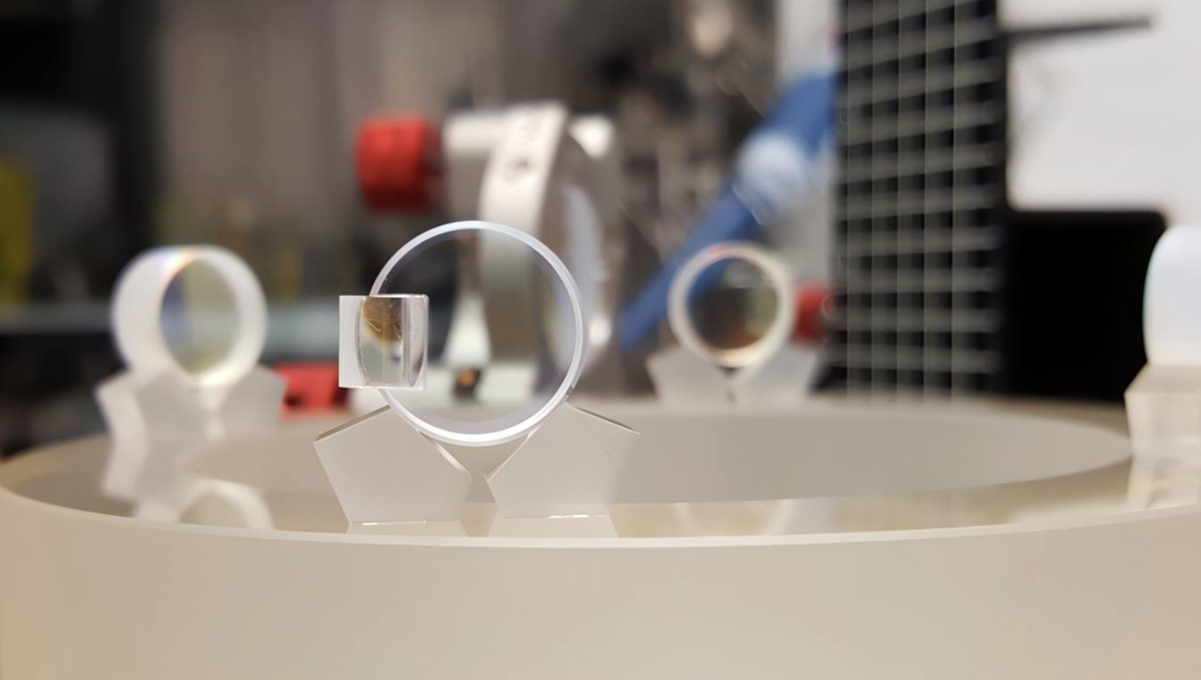 基于增强腔的BBO晶体倍频UV光源